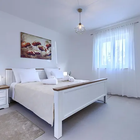 Jolanda By Interhome *