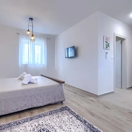 Jolanda By Interhome Žminj