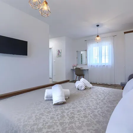 Jolanda By Interhome *