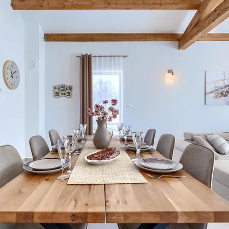 Jolanda By Interhome